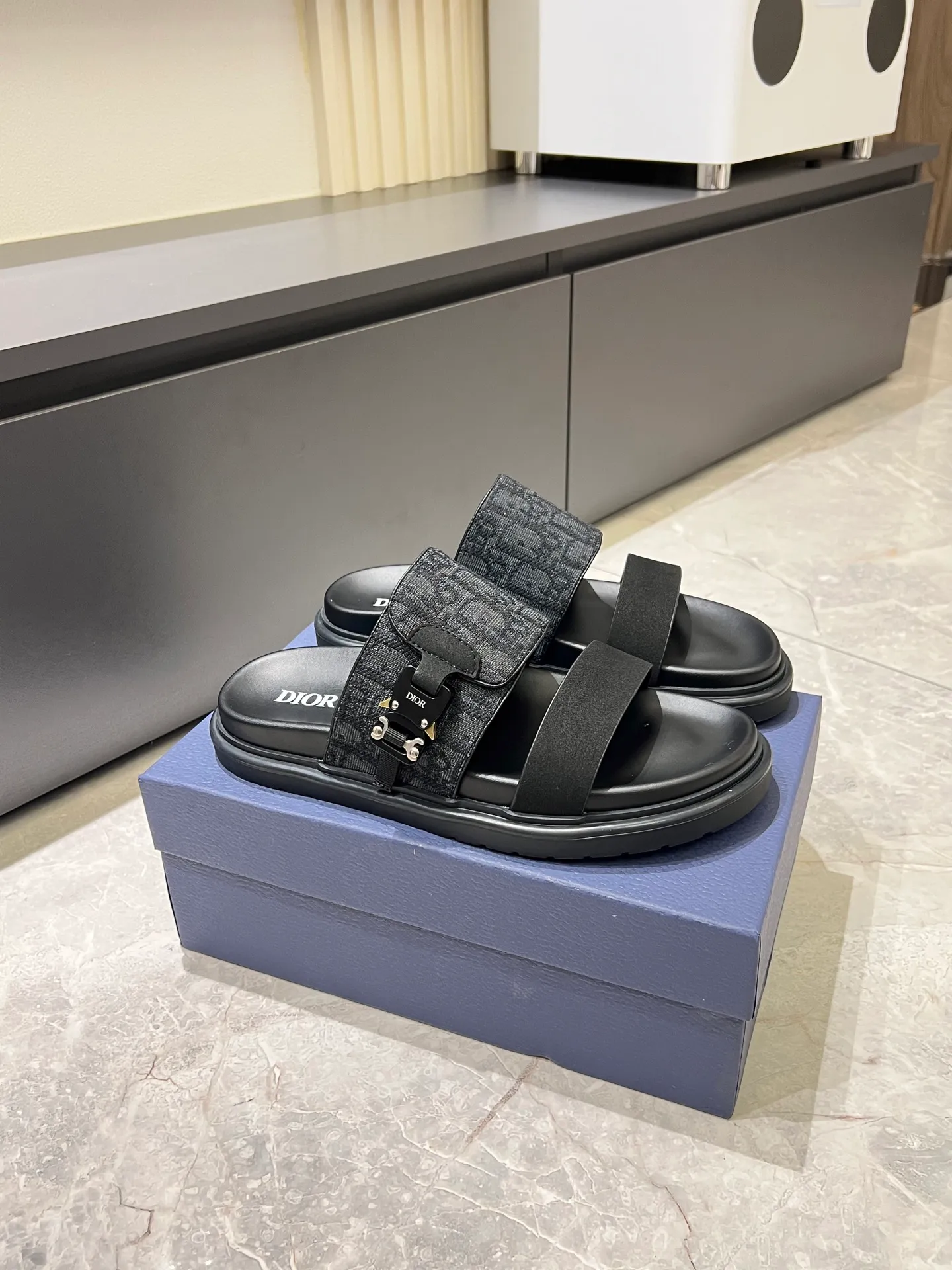Men's Men's Shoes 💰p320 Dio* Men's Sandals Slippers. Showcasing Dior haute couture design. The Dior gray suede strap is accented with an aluminum Dior buckle for added style. Paired with a comfortable tonal notch sole, they pair easily with shorts or jeans for a sophisticated look. Main body: suede cow leather, technical fabric lining: cow leather, with adjustable straps, aluminum Dior buckle, Dior gray EVA insole, tonal notched rubber outsole splicing structure, size: 38-44 (customized at 45.46)